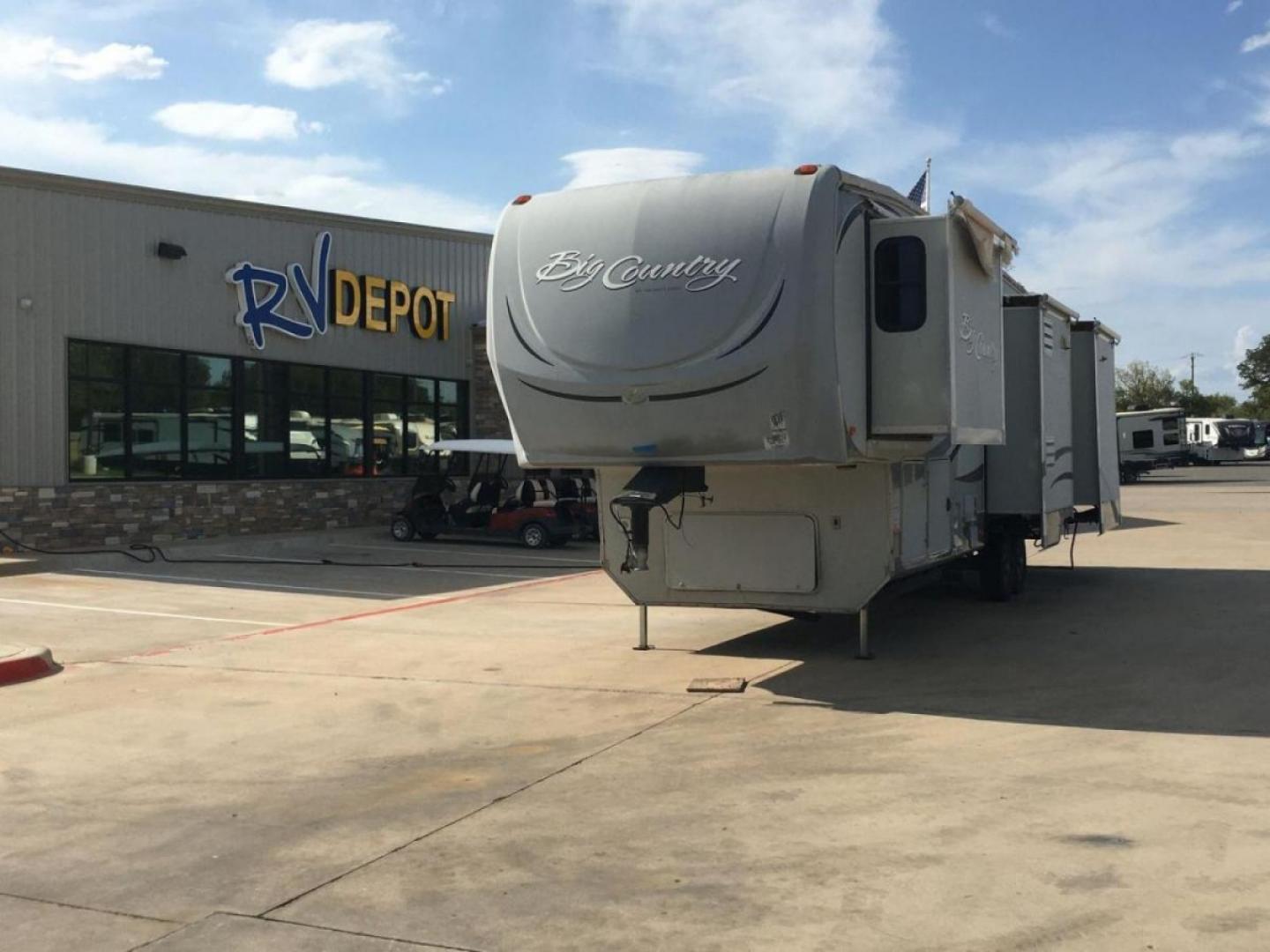 2011 WHITE HEARTLAND BCOUNR3500RL (5SFBG3527BE) , Length: 38.67 ft. | Dry Weight: 12,300 lbs. | Slides: 4 transmission, located at 4319 N Main St, Cleburne, TX, 76033, (817) 678-5133, 32.385960, -97.391212 - The 2011 Heartland Big Country 3500RL measures approximately 39 ft. in length and has a dry weight of 12,300 lbs. This unit is equipped with a power patio awning and four spacious slides to maximize interior flooring! This model features an L-shaped kitchen island with a solid black surface that - Photo#0